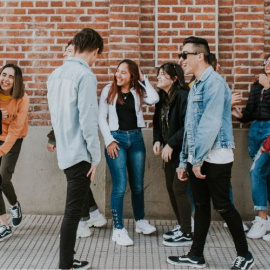 Más del 50% de los menores de 30 años usan apps de citas. Foto: Nicola Lobos / Unsplash.