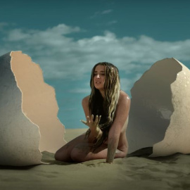 Lola Índigo en una captura del videoclip de 'El Tonto', canción junto a Quevedo que puede escucharse en su álbum 'El Dragón'.