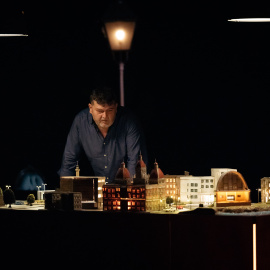 El periodista Alberto Mahía, de 'La Voz de Galicia', en un fotograma de la docuserie 'Se busca millonario'. Foto: HBO Max