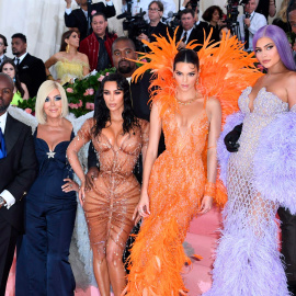 Kris, Kendall y Kylie Jenner, en la gala anual del Museo Metropolitano de Arte de Nueva York de 2019. Foto: Movistar Plus+
