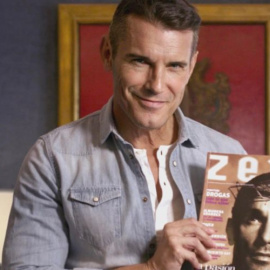 Jesús Vázquez sosteniendo la revista 'Zero' en la que fue portada. Foto: Movistar Plus+.