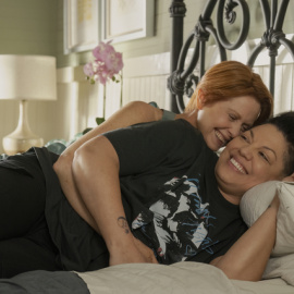 Cynthia Nixon, en el papel de Miranda Hobbes, y Sára Ramírez, como  Che Díaz, en una escena de la segunda temporada de 'And Just Like That'. Imagen: HBO Max