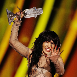 Loreen levanta el Micrófono de Cristal que la corona como ganadora de Eurovisión 2023.- Aaron Chown / Pa Wire / Dpa / Europa Press