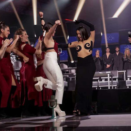 Chanel, tras entregarle el micrófono de bronce a Blanca Paloma, la nueva representante de España en Eurovisión. Fuente: RTVE