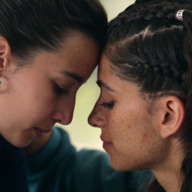 Zoa (Amaia Aberasturi) y Bel
(Begoña Vargas), en un fotograma de la segunda temporada de 'Bienvenidos al Edén'.