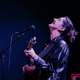 Ainoa Buitrago cantando en un concierto. (Fuente: Instagram / @ainoabuitrago)