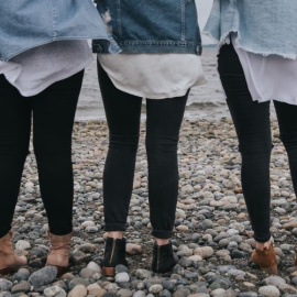 En 1800, las mujeres debían pedir un permiso a la policía para ponerse pantalones. Foto: Becca Tapert / Unsplash.