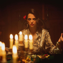 Una escena de Merche, el personaje de Macarena Gómez en la segunda temporada de '50 Monedas'. Foto: HBO.