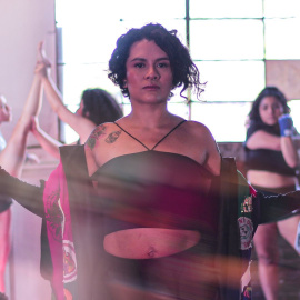 Fotograma del videoclip del tema 'Lucha como mujer', de Rebeca Lane.