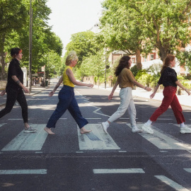 Las Ginebras emulan la portada del álbum Abbey Road de The Beatles con George, Paul, Ringo y John cruzando un paso de cebra en el norte de Londres. Foto: Vanana records