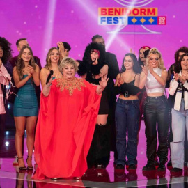 Karina junto a los artistas candidatos del Benidorm Fest. Fuente: RTVE.