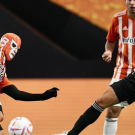 Enigma 69 y Javier Saviola jugando el último partido de la Kings League. (Fuente: Twitter / @KingsLeague)