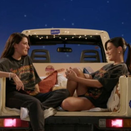 Dulceida y Alba Paul en el primer episodio de su podcast 'Destino: las estrellas'. Foto: Podimo.