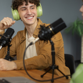 Los podcasts son muy comunes entre los jóvenes de la generación Z. (Fuente: Freepik)