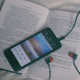 Hay miles de vídeos donde los usuarios se graban hablando de libros, ya sea haciendo recomendaciones o criticando sus lecturas. (Fuente: Konstantin Dyadyun / Unsplash). 