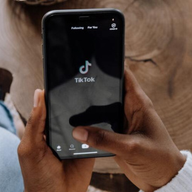 TikTok se ha convertido en un medio más para informarnos de lo que pasa en el mundo. Fuente: Pexels