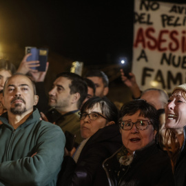 Manifestantes en el exterior durante la misa funeral por los fallecidos por la DANA, en la Catedral de València, a 9 de diciembre de 2024.