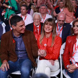 Pedro Sánchez (i), su esposa, Begoña Gómez (c), y María Jesús Montero (d), durante el 41 Congreso Federal del PSOE en Sevilla, a 1 de diciembre de 2024.