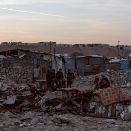 Desplazados palestinos se refugian temporalmente en Khan Younis, al sur de Gaza, a 7 de diciembre de 2024.