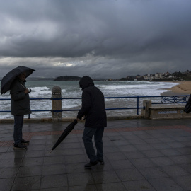 Algunas personas paseando a pesar de las bajas temperaturas, en Santander, a 9 de diciembre de 2024.