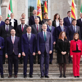 El presidente del Gobierno, Pedro Sánchez y el Rey, Felipe VI, en el centro de la imagen durante la foto de familia a su llegada a la XXVII Conferencia de Presidentes, en el Palacio de la Magdalena, a 13 de diciembre de 2024, en Santander, Cantabria (España). La conferencia se celebra tras más de dos años sin convocarse, en una cita en la que el foco está puesto en la financiación autonómica en Cataluña, aunque el orden del día también incluye vivienda, migración y sanidad.Xuan Cueto / Europa Press13/12/2024