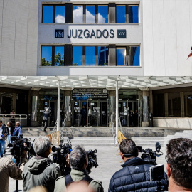 Periodistas de diferentes medios de comunicación esperan ante los Juzgados de Plaza de Castilla donde la pareja de la presidenta de la Comunidad de Madrid, Alberto González Amador, declaró.