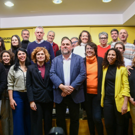 Oriol Junqueras i la candidatura de Militància Decidim el dissabte a la seu d'ERC després d'imposar-se al congrés del partit.