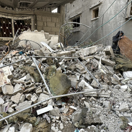 Escombros de los edificios destruidos tras los ataques aéreos israelíes en el campo de refugiados de Al Nuseirat, en el centro de la Franja de Gaza en una imagen de archivo
