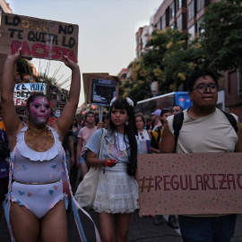 Un grupo de personas con pancartas durante una manifestación organizada por la plataforma de Orgullo Crítico en Madrid. Imagen de archivo.