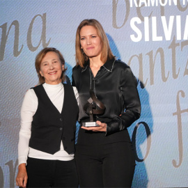 La periodista Silvia Intxaurrondo recibe un premio durante el acto de entrega de la XVII edición de los Premios Ramón Rubial.