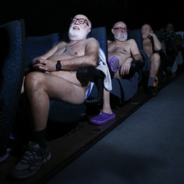 Nudistas en un cine de Barcelona.
