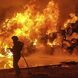 Bomberos del Consorcio de Valencia trabajan junto a la Unidad Militar de Emergencias (UME), la Guardia Civil y la Policía Local de Catarroja para trabajar en la extinción de un incendio, a 16 de diciembre de 2024.