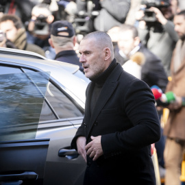 El líder de Desokupa, Daniel Esteve, recoge al empresario Víctor de Aldama del Tribunal Supremo, el pasado 16 de diciembre de 2024.