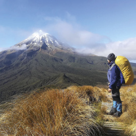 Yana Wengel en el volcán Taranaki, en Nueva Zelanda