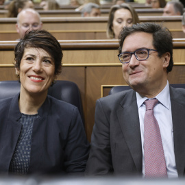 La ministra de Inclusión, Seguridad Social y Migraciones, Elma Saiz y el ministro para la Transformación Digital y de la Función Pública, Óscar López, durante la última sesión de control del año este miércoles en el Congreso. EFE/ Mariscal