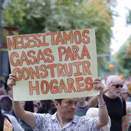 Varias personas durante una manifestación para denunciar el precio de los alquileres