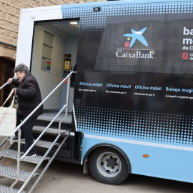 Una veïna de La Pobla de Massaluca sortint d'una de les oficines mòbils