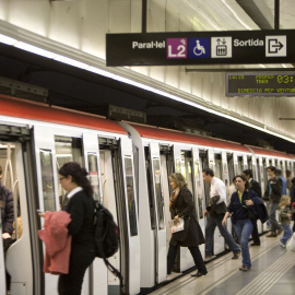 Imatge d'arxiu de persones a la parada de Paral·lel de la L2 del metro de Barcelona.