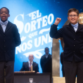 Adam Lucas Kadmiri (i) y Sergio Abaga (d), cantan un quinto premio, el número 37.876 durante la celebración del Sorteo Extraordinario de la Lotería de Navidad 2024.