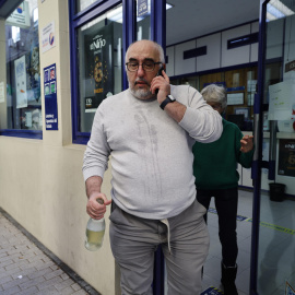 El gerente de la administración nº7 de Talavera de la Reina, El Pez Dorado, habla por teléfono mientras celebra tras haber vendido décimos el tercer premio del Sorteo Extraordinario de la Lotería de Navidad, el 11.840.