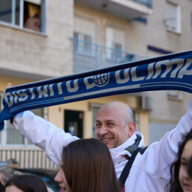 Agraciados con el Primer Premio del Sorteo Extraordinario de Lotería de Navidad 2024 correspondiente al número 72.480 celebran su suerte en el Centro Deportivo Municipal San Blas, a 22 de diciembre de 2024, en Madrid (España).