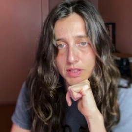 Silvia Grav, portavoz de las 53 mujeres que han denunciado abusos por parte del cineasta Eduard Cortés, destacó las barreras legales y sociales que enfrentan las víctimas de violencia y abuso de poder, particularmente en la industria del cine. “Queremos agradecer el apoyo recibido, pero también señalar las grietas en el sistema legal y social que perpetúan esta situación”, ha declarado Grav, en alusión al artículo publicado en 'El País' el 18 de diciembre que inició la cadena de testimonios.<br /><br />Grav enfatizó las razones por las que muchas víctimas no recurren a la justicia tradicional, destacando que los crímenes prescriben antes de que las afectadas puedan procesar su trauma y que los abusos suelen ocurrir en la intimidad, dejando escasas pruebas físicas. Además, subrayó la dificultad de castigar el abuso de poder en la industria cinematográfica, donde los contratos formales son muchas veces inexistentes. "Denunciar es muy caro, y la justicia gratuita está llena de limitaciones que nos dejan desprotegidas", ha explicado.<br /><br />Grav he enviado un mensaje de solidaridad a otras posibles afectadas, invitándolas a contactar con ellas y asegurándoles apoyo incondicional. “No buscamos venganza, sino sanar y construir un sistema que prometa justicia y la haga realidad. A las que están por llegar, recordad que no estáis solas. Nosotras sí os creemos", ha concluido.