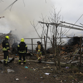 Equipos de rescate trabajan en el lugar atacado por un misil en una zona residencial en Kharkiv (Ucrania).