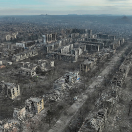 Vista aérea desde un dron que muestra los edificios dañados y destruidos por los ataques militares rusos en la ciudad de Toretsk, región de Donetsk.