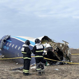 Miembros de los servicios de emergencias trabajan en el rescate de pasajeros de un avión que se estrelló cuando cubría la ruta entre la capital azerbaiyana, Bakú, y la ciudad rusa de Grozni, este miércoles. Al menos 28 personas ha sobrevido, informaron fu
