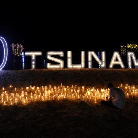 Una persona enciende una vela durante una vigilia para conmemorar el 20º aniversario del tsunami de 2004 en el Parque Conmemorativo del Tsunami en Ban Nam Khem este jueves 26 de diciembre, en la provincia de Phang Nga (Tailandia).
