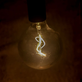 Una bombilla encendida en una imagen de archivo.