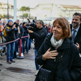 Foto de archivo de Gisele Pelicot junto a su abogado.