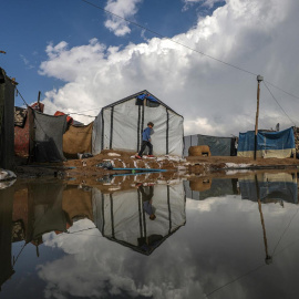 n niño desplazado camina este lunes 30 de diciembre por un campamento en Deir Al Balah, en la Franja de Gaza.