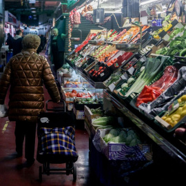 Una mujer realiza las compras en una imagen de archivo.